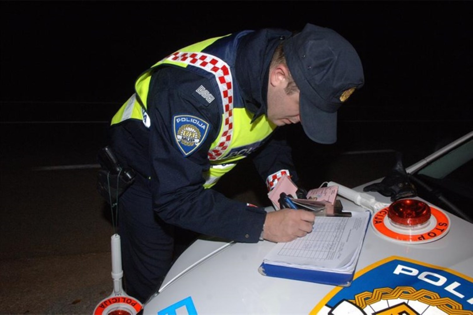 Uhitili pijanog vozača teretnog vozila u Karigadoru i priveli ga u policijsku postaju na trežnjenje